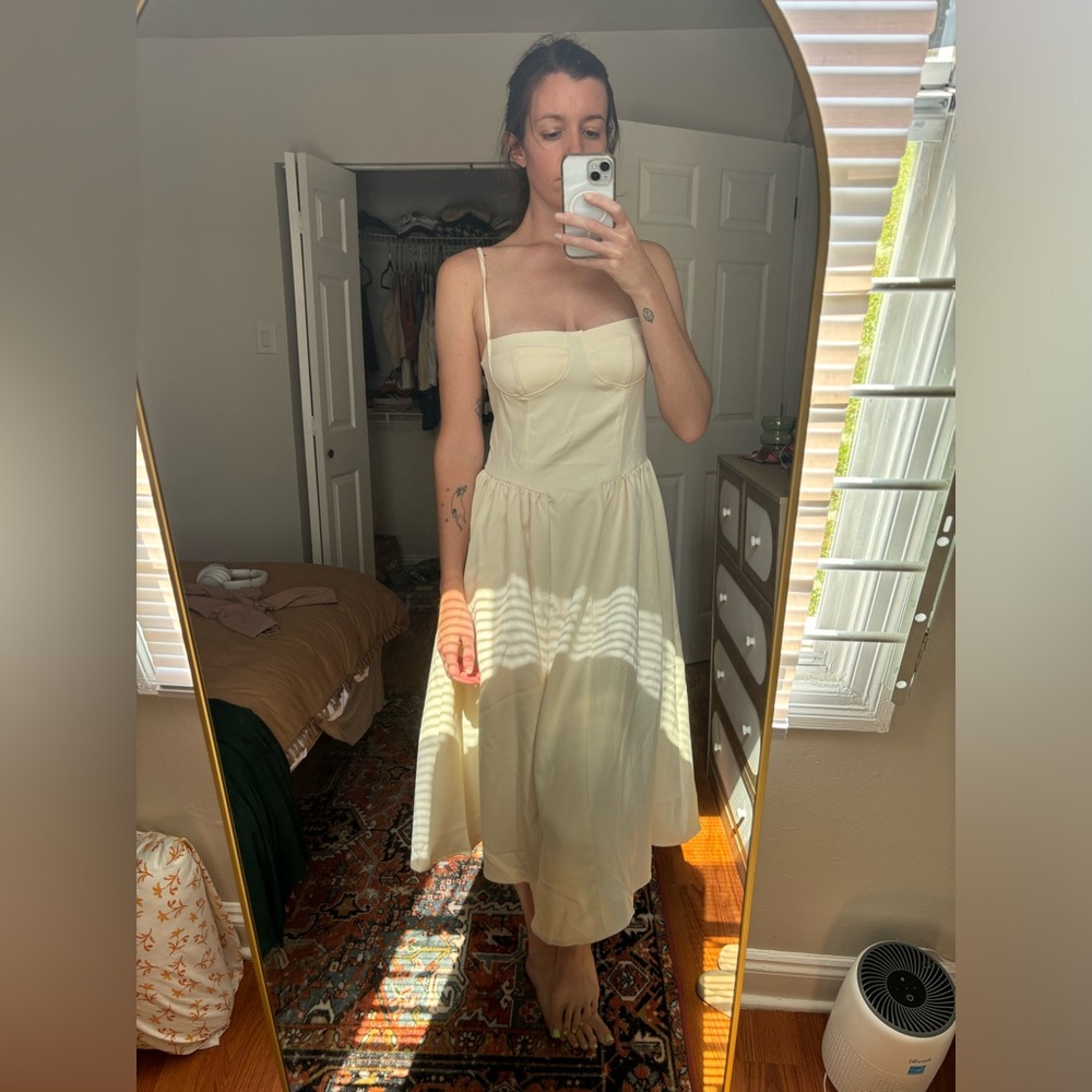 Elegant Cream Midi Dress - Picture 5 of 5